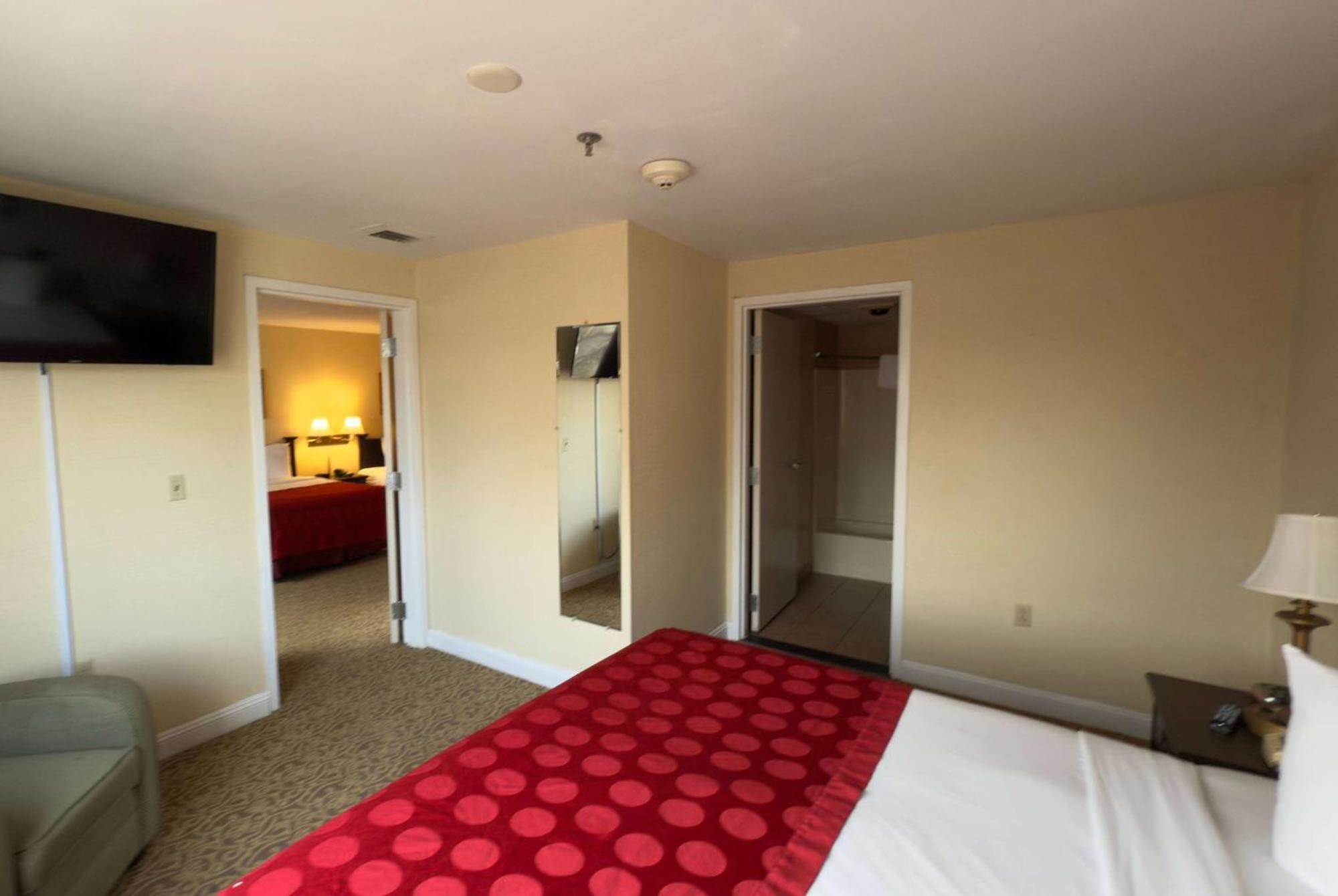 Ramada by Wyndham Seekonk Providence Area Bagian luar foto